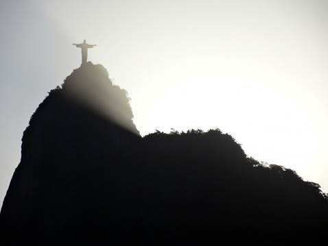 horizon, silhouette, lumire, nuage, ciel, Soleil, brouillard, le coucher du soleil, brouillard, lumire du soleil, Matin, Aube, atmosphre, crpuscule, rflexion, la tour, ombre, brume, obscurit, noir, Rio de janeiro, Christ, temple, Brsil, forme, Christ Rdempteur, Corcovado, Phnomne atmosphrique, Atmosphre de la terre